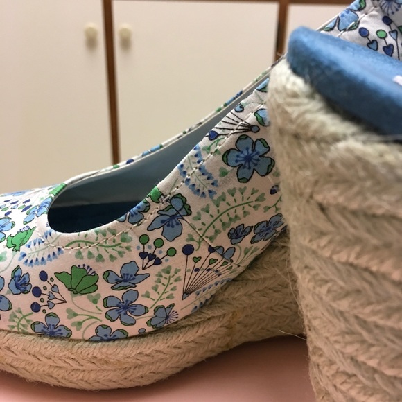 Bandolino Wedge Sandal - Picture 8 of 8